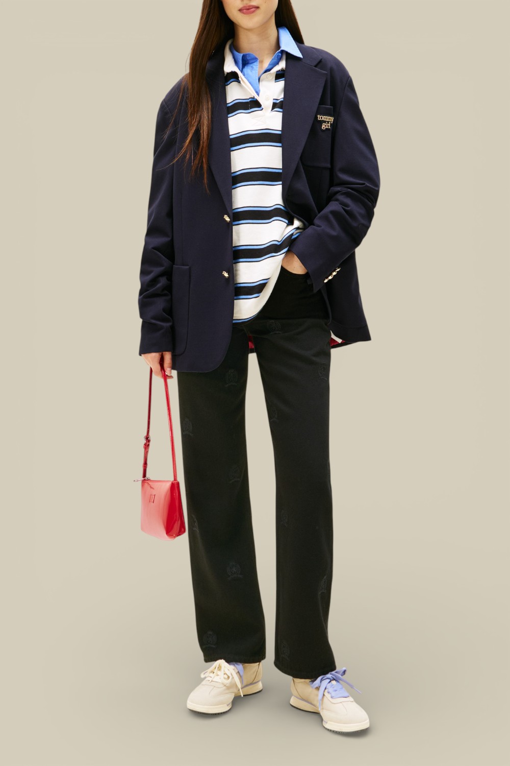 תמונת כל הלוק של מכנסי ג'ינס בגזרת סלים